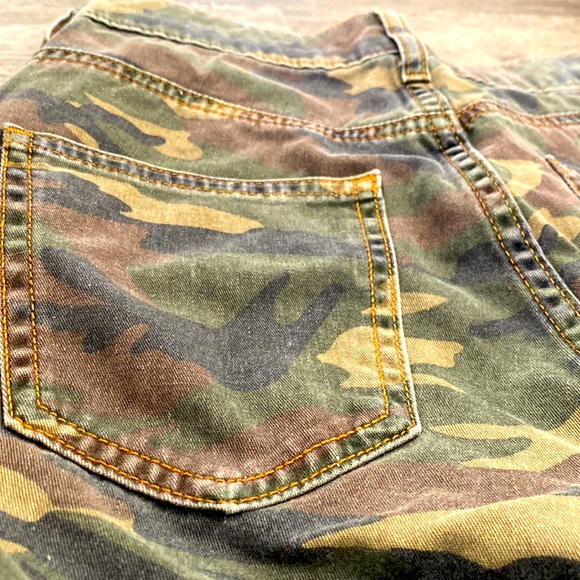 Wide Leg, Camo capri pants - Picture 3 of 4